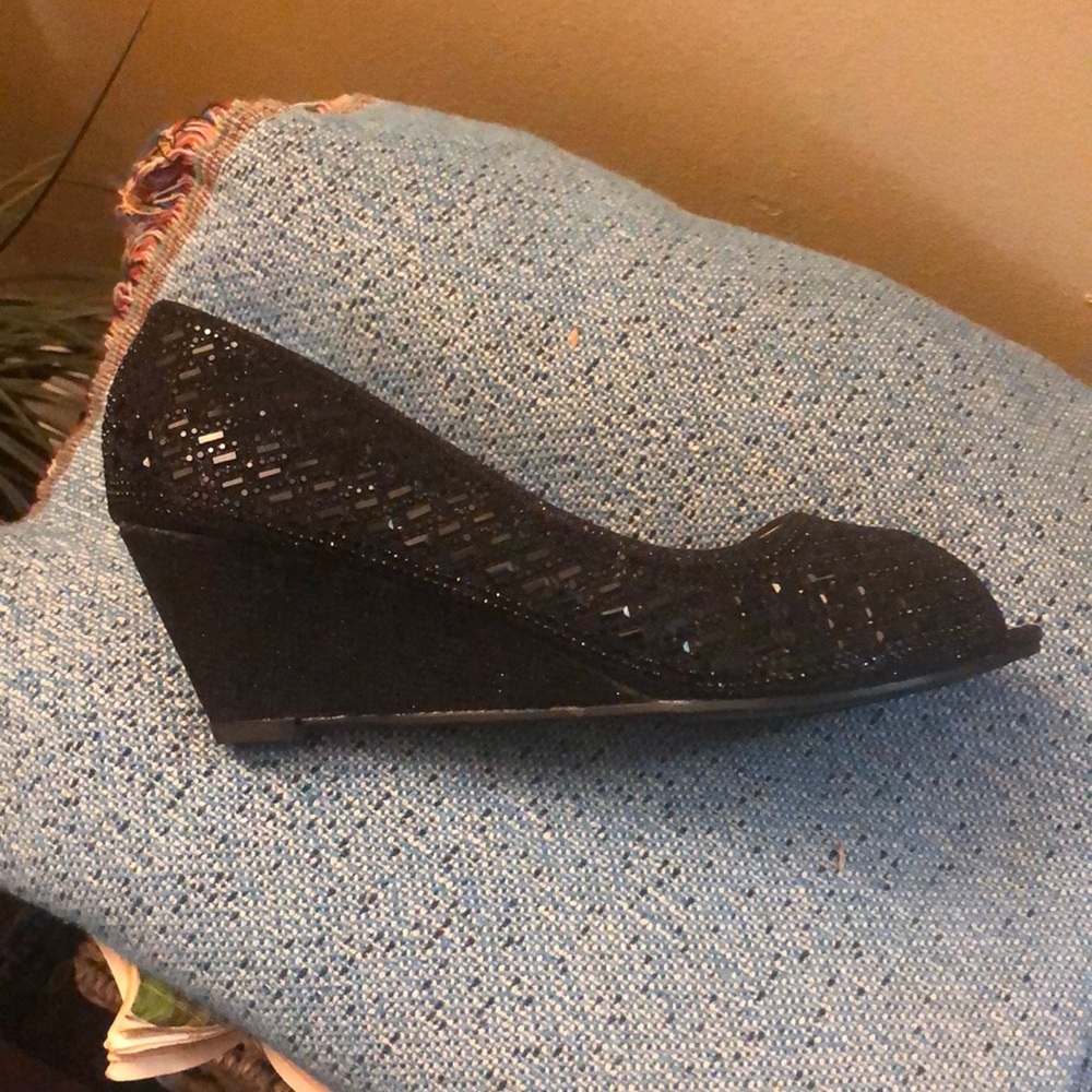 Black mesh wedges